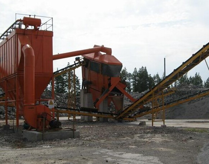 我公司為山西某礦業(yè)有限公司設(shè)計(jì)、制作、安裝的<strong>布袋除塵器</strong>